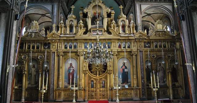 Trei preoti suspendati, pentru ca ar fi furat mana Sfantului Haralambie