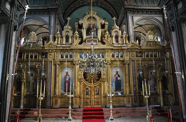 Trei preoti suspendati, pentru ca ar fi furat mana Sfantului Haralambie