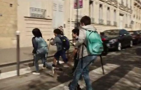  Video  TULBURATOR: Clip pentru siguranta rutiera a copiilor care merg la scoala