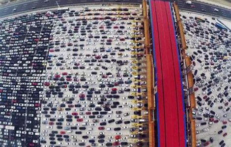 Ambuteiaj de Cartea Recordurilor pe o autostrada cu 50 benzi din China