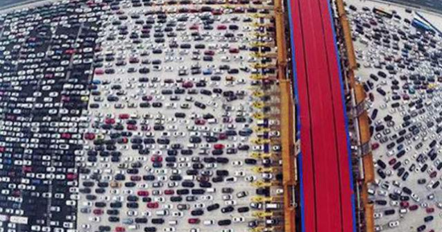 Ambuteiaj de Cartea Recordurilor pe o autostrada cu 50 benzi din China