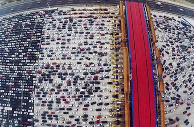 [VIDEO] Ambuteiaj de Cartea Recordurilor pe o autostrada cu 50 benzi din China