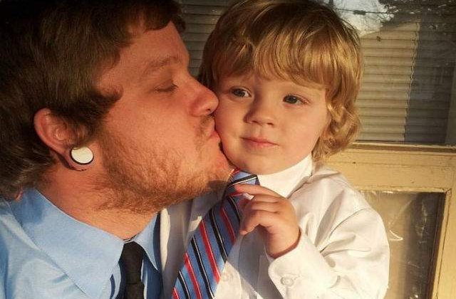 [FOTO] Acest baietel vrea sa fie Elsa de Halloween. Cum a reactionat tatal