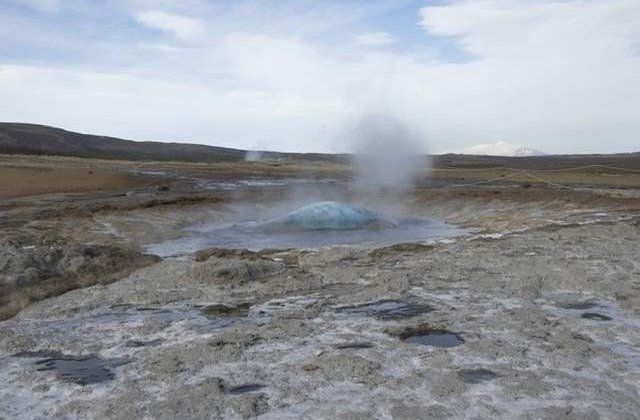 Chile: Turista belgiana, ranita dupa ce a cazut intr-un gheizer pe care incerca sa il fotografieze