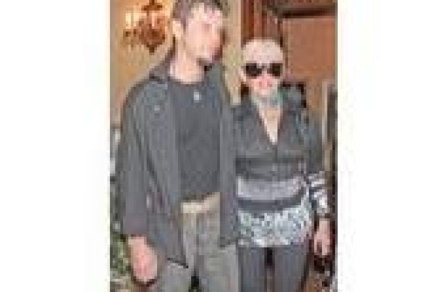 Israela se marita pe ponton!