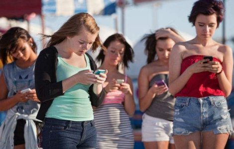  Foto  Dependenta de telefoanele mobile, documentata intr-o serie foto superba