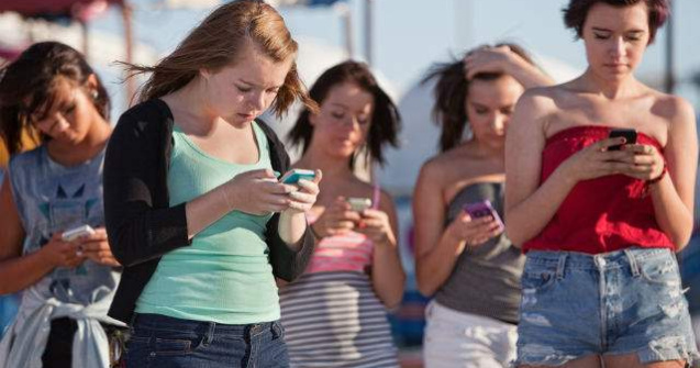 Dependenta de smartphone, documentata intr-o serie foto superba