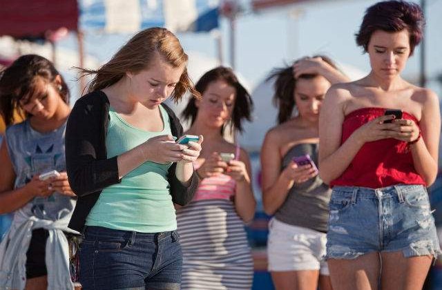 [FOTO] Dependenta de telefoanele mobile, documentata intr-o serie foto superba