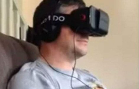  Video  Cum reactioneaza acest barbat atunci cand urmareste un film horror cu ochelari de realitate virtuala
