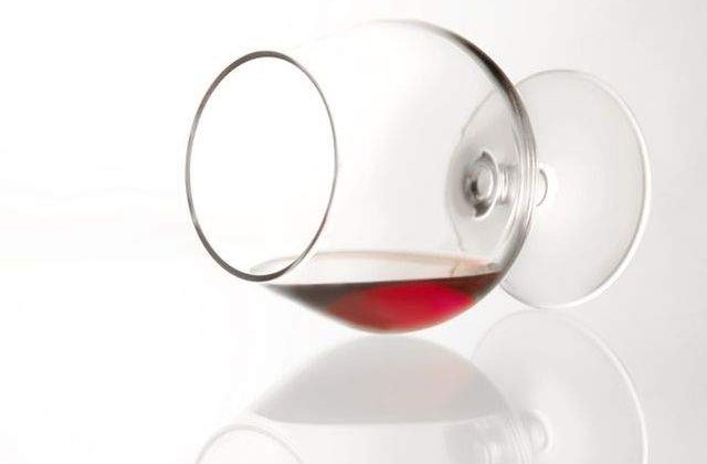 Umbrele intunecate ale viciilor! Cand devine alcoolul mai periculos decat drogurile