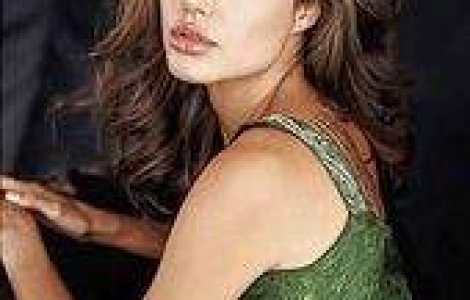 Angelina Jolie a lesinat in avion