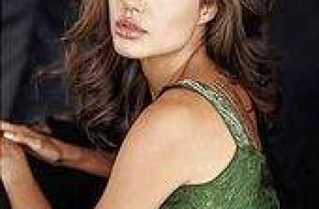 Angelina Jolie a lesinat in avion