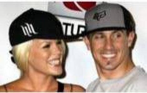 Pink divorteaza de Carey