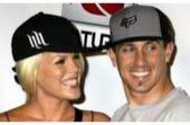 Pink divorteaza de Carey