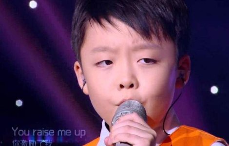 Doi copii incepe sa cante. Uite cum reactioneaza publicul