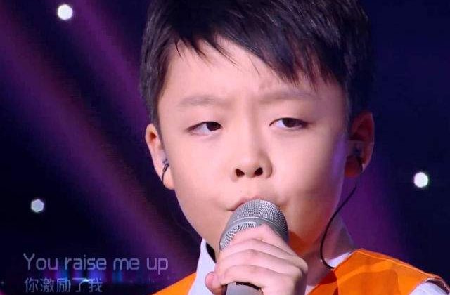 [VIDEO] Doi copii incepe sa cante. Uite cum reactioneaza publicul in urmatoarea secunda