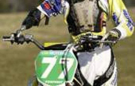 La 13 ani e campion la motocros desi ii lipseste o mana