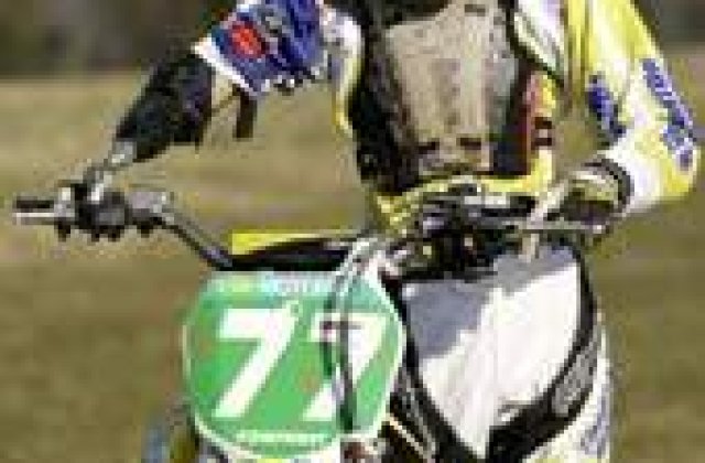 La 13 ani e campion la motocros desi ii lipseste o mana