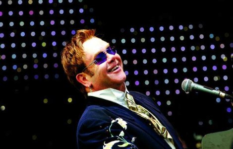 Elton John lanseaza albumul `Wonderful Crazy Night` in februarie