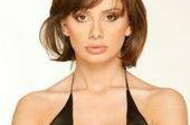 Ziua vedeta, noaptea barmanita