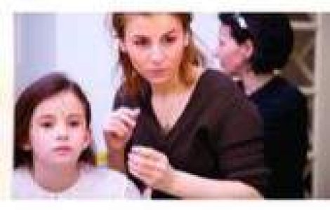 Ea picteaza pe fetele vedetelor