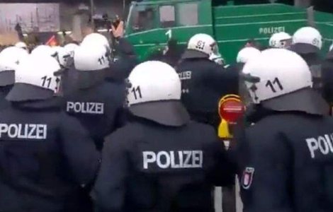  Video  Koln: Miting antimusulman, eclipsat de o contramanifestatie