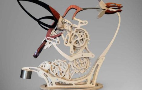 Aceasta sculptura kinetica eleganta imita zborul unei pasari Colibri