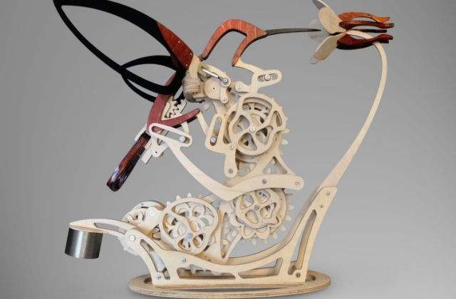 [VIDEO] Aceasta sculptura kinetica eleganta imita zborul unei pasari Colibri