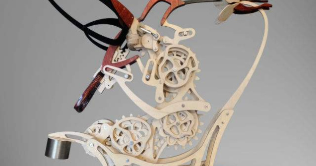 Aceasta sculptura kinetica eleganta imita zborul unei pasari Colibri