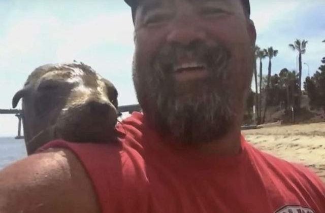 [VIDEO] Surpriza neasteptata de care a avut parte acest barbat. Ce i-a sarit in barca