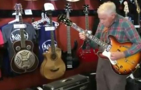 Un bunic de 81 de ani pune mana pe o chitara. Ce a urmat este uimitor