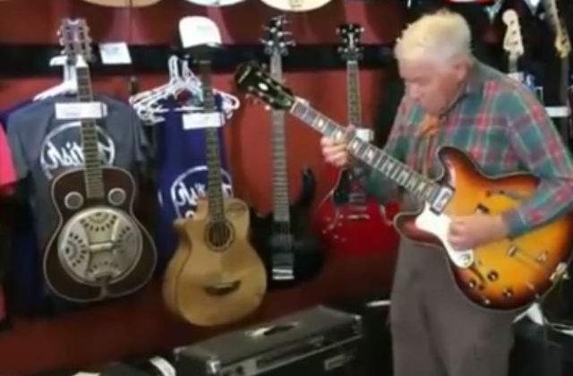 [VIDEO] Un bunic de 81 de ani pune mana pe o chitara. Ce a urmat este uimitor