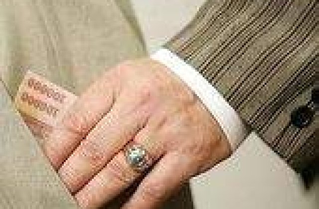 Politist de la Furturi Auto, mana in mana cu hotii