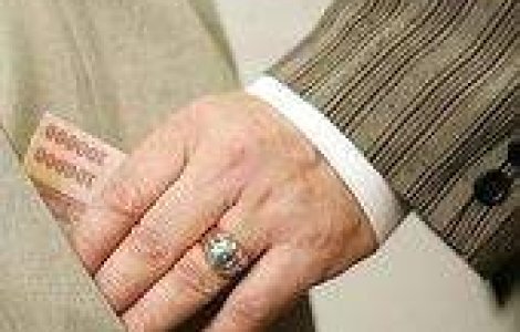 Politist de la Furturi Auto, mana in mana cu hotii