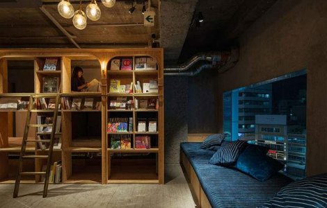  Foto  Hotelul pe care cititorii feroce il vor iubi. Paturile sunt montate in rafturile bibliotecii