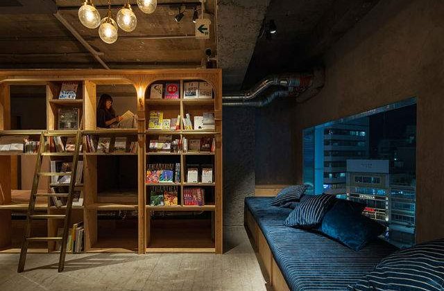 [FOTO] Hotelul pe care cititorii feroce il vor iubi. Paturile sunt montate in rafturile bibliotecii