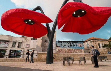 Superb! Lampile care infloresc atunci cand treci pe sub ele