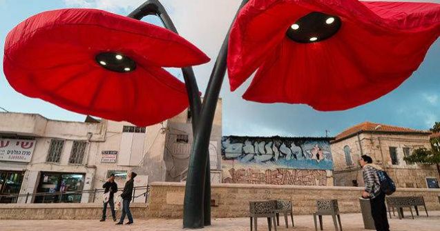 Superb! Lampile care infloresc atunci cand treci pe sub ele