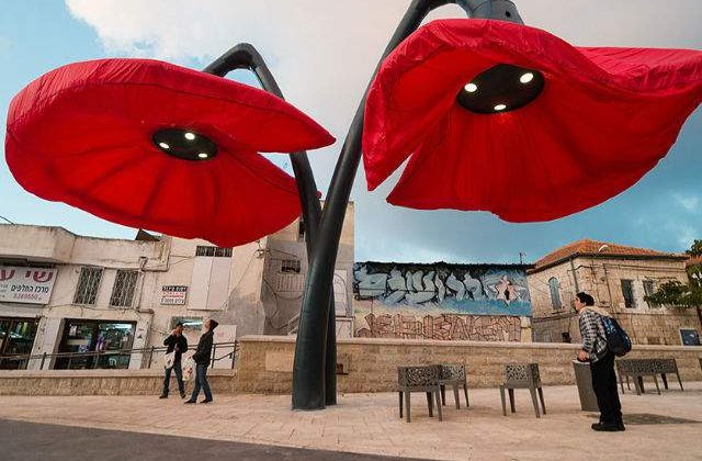 [VIDEO] Superb! Lampile care infloresc atunci cand treci pe sub ele