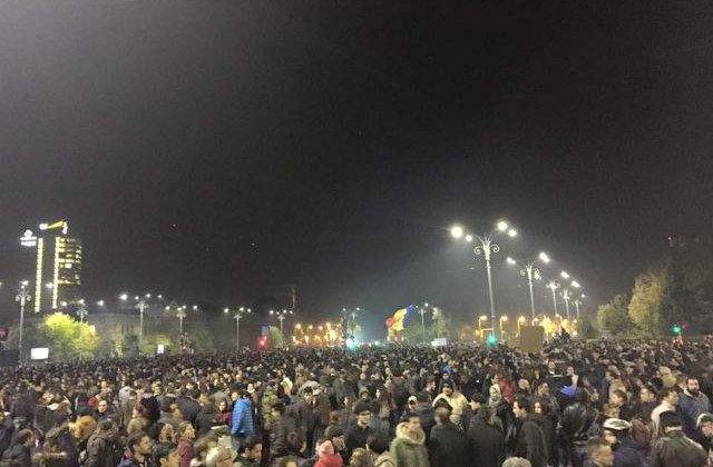 [Update] Protest in centrul Capitalei. Peste 25.000 de oameni striga: Coruptia ucide!