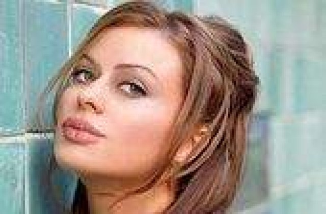 Femeia perfecta : Carlizina Jolectron!