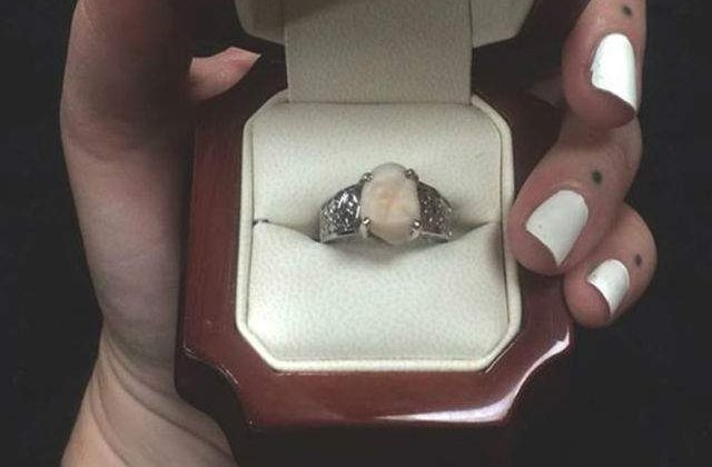 [FOTO] Cel mai bizar inel de logodna. A cerut-o de sotie cu maseaua lui de minte