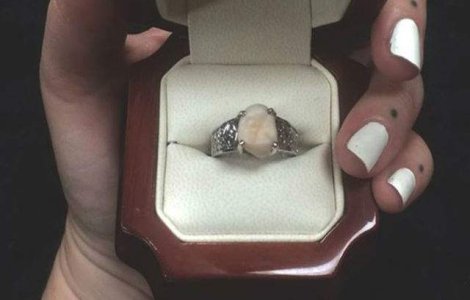 Cel mai bizar inel de logodna. A cerut-o de sotie cu maseaua de minte