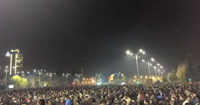 Mii de protestatari, in Captiala: Plecati, plecati si nu mai candidati