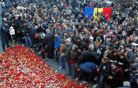 Flori si mesaje tulburatoare in fata cladirii Clubului Colectiv
