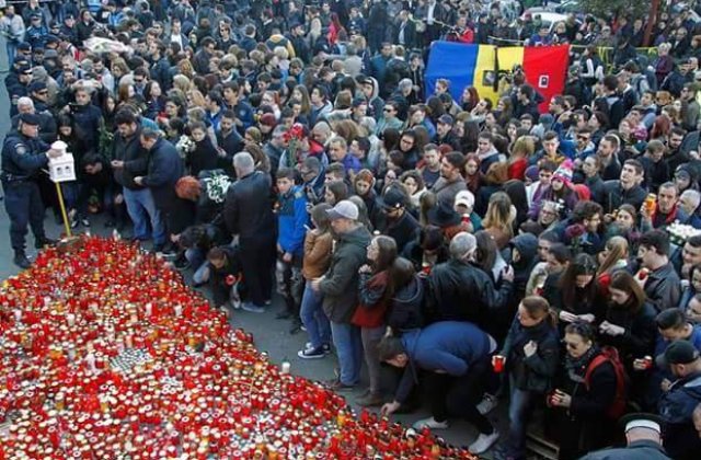 Flori si mesaje tulburatoare in fata cladirii Clubului Colectiv