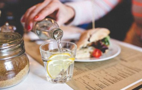 Tanarul care a renunta complet la apa. Crede ca va trai 150 de ani