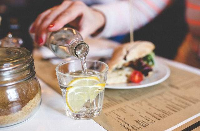 Tanarul care a renunta complet la apa. Cum se simte dupa patru ani in care nu a mai pus gura pe lichide