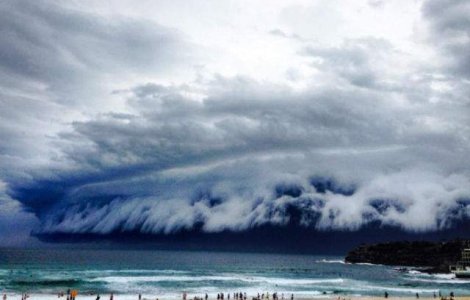 Un nor spectaculos a intunecat cerul de pe o plaja din Sydney