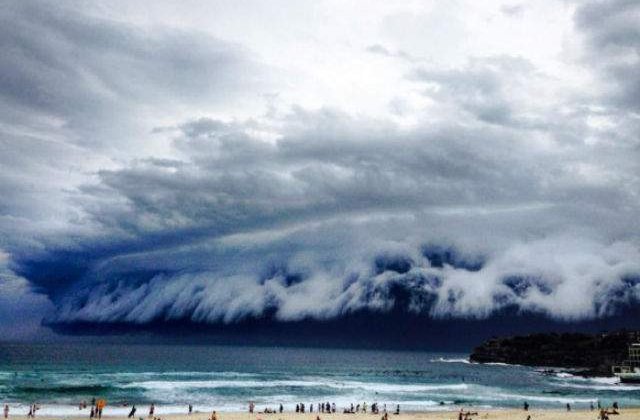 [FOTO] Tsunami de nori: Un fenomen rar a intunecat cerul de pe o plaja din Sydney